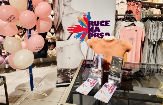 ruce na prsa v M&S